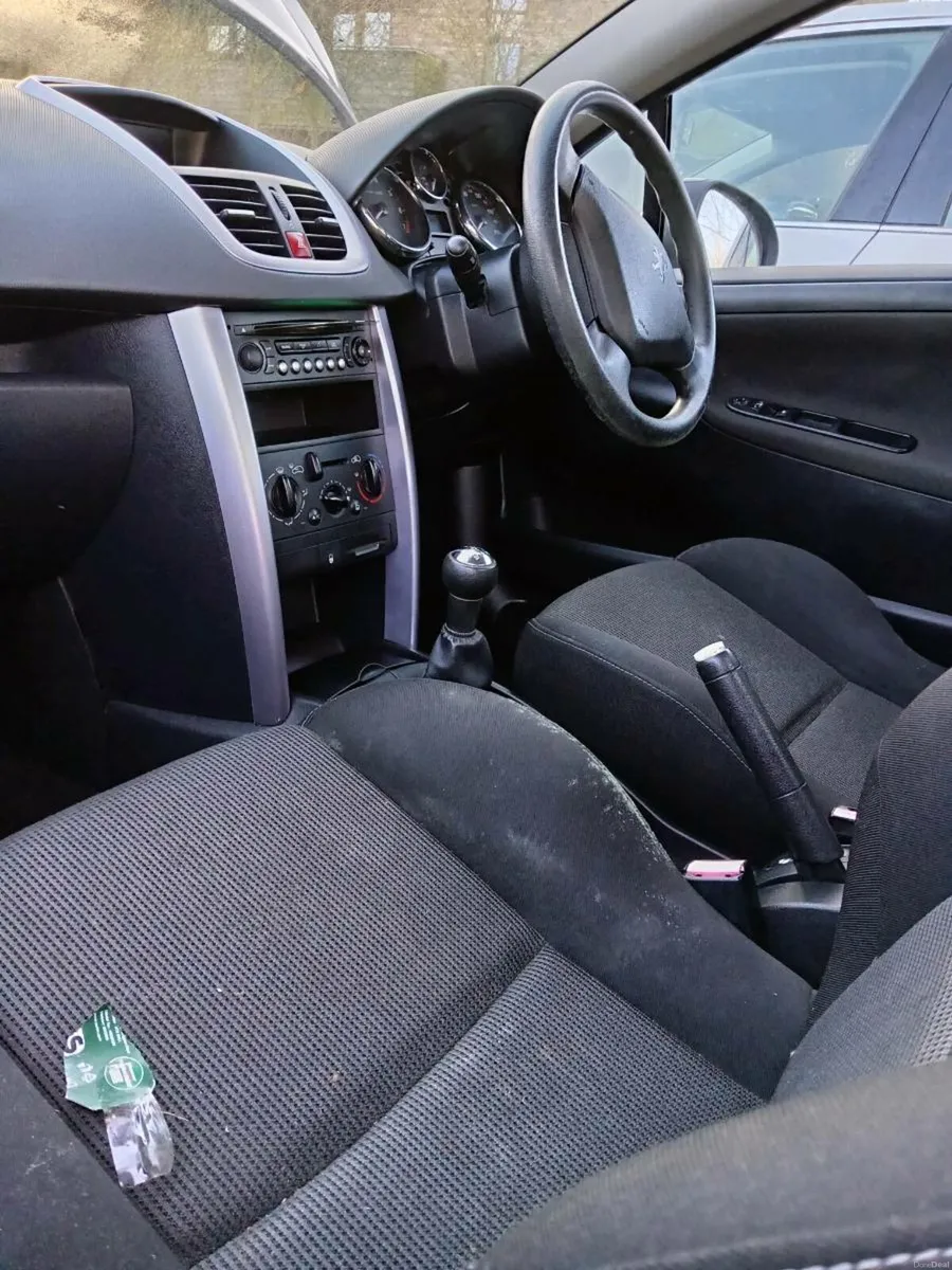 Convertible Peugeot 207 driving perfect - Image 3