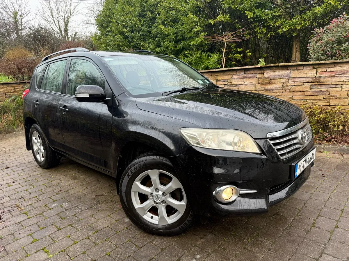 2011 Toyota Rav4 4 WHEEL DRIVE - Image 1