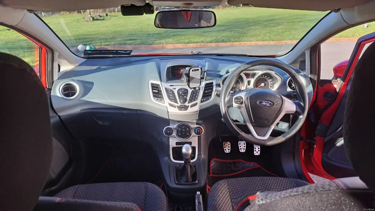 Ford Fiesta 1.25 ZETEC 5DR (2010) - Image 2