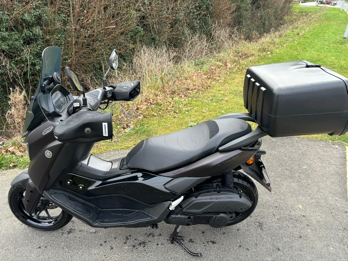 Nmax TechMax 2025 4500km plus accessories - Image 3