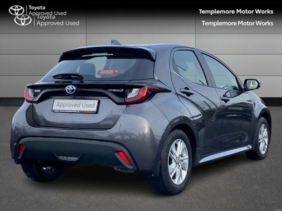 Toyota Yaris YARIS 1.5 HYBRID LUNA - Image 2