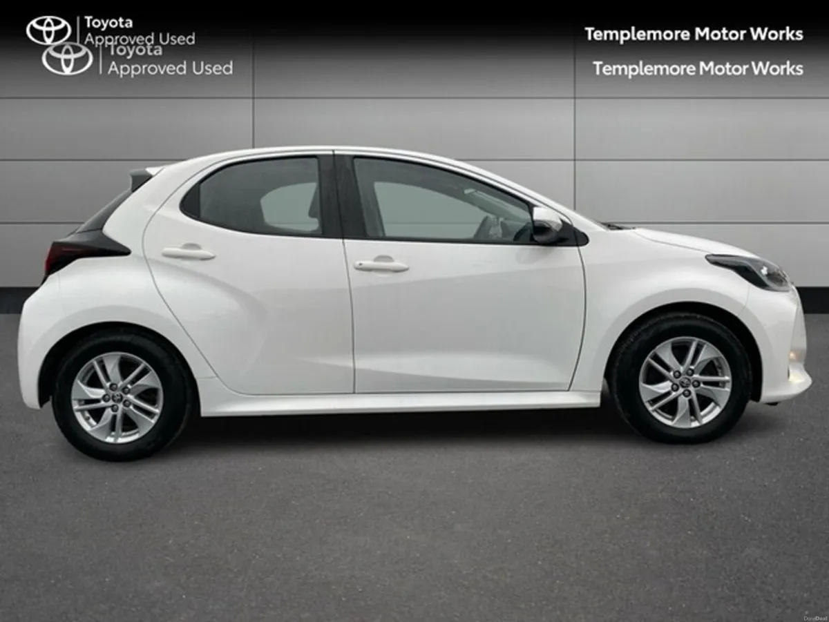 Toyota Yaris YARIS HYBRID LUNA - Image 3