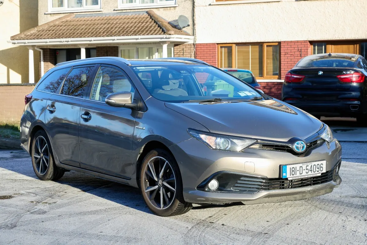 Toyota Auris Touring Sports Hybrid 2018 - Image 1