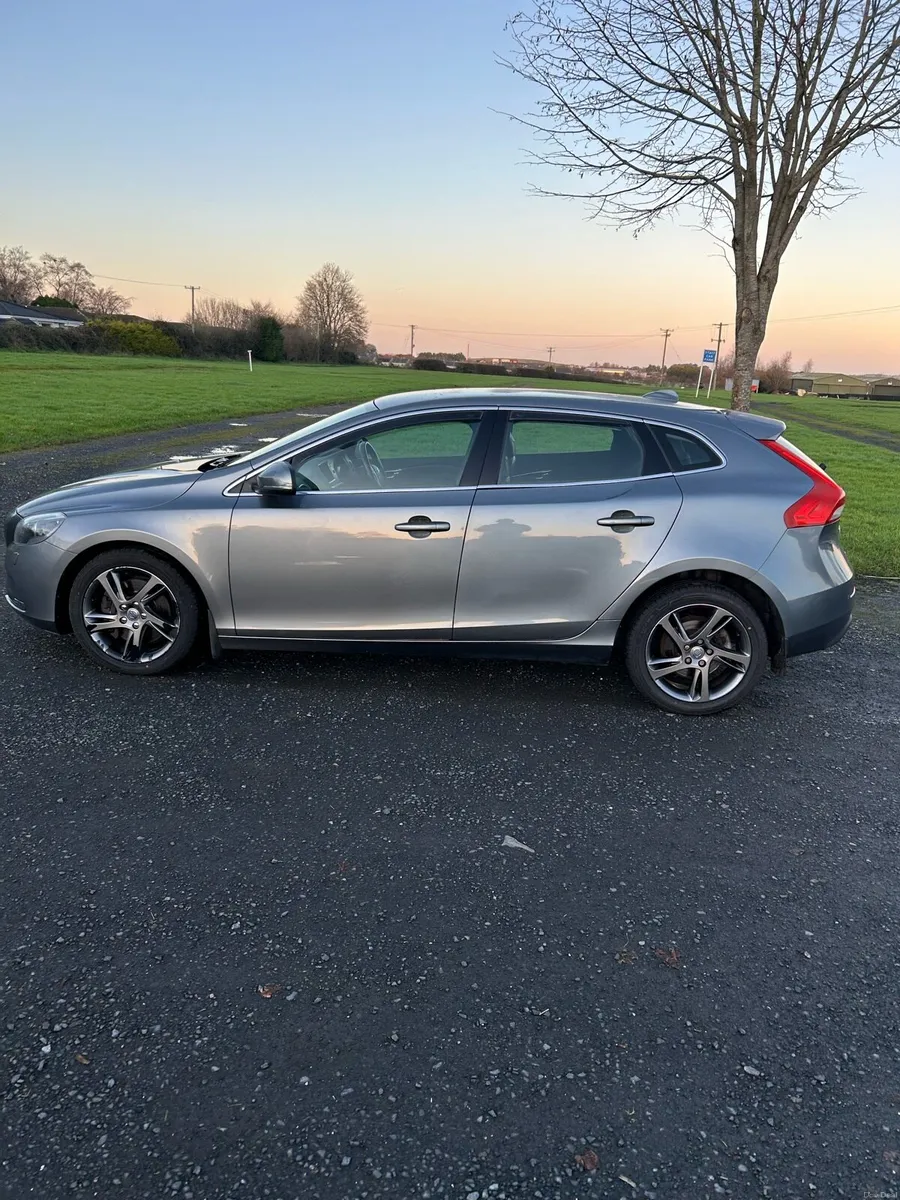 Volvo V40 2.0 D2 SE Lux NAV - full service history - Image 2