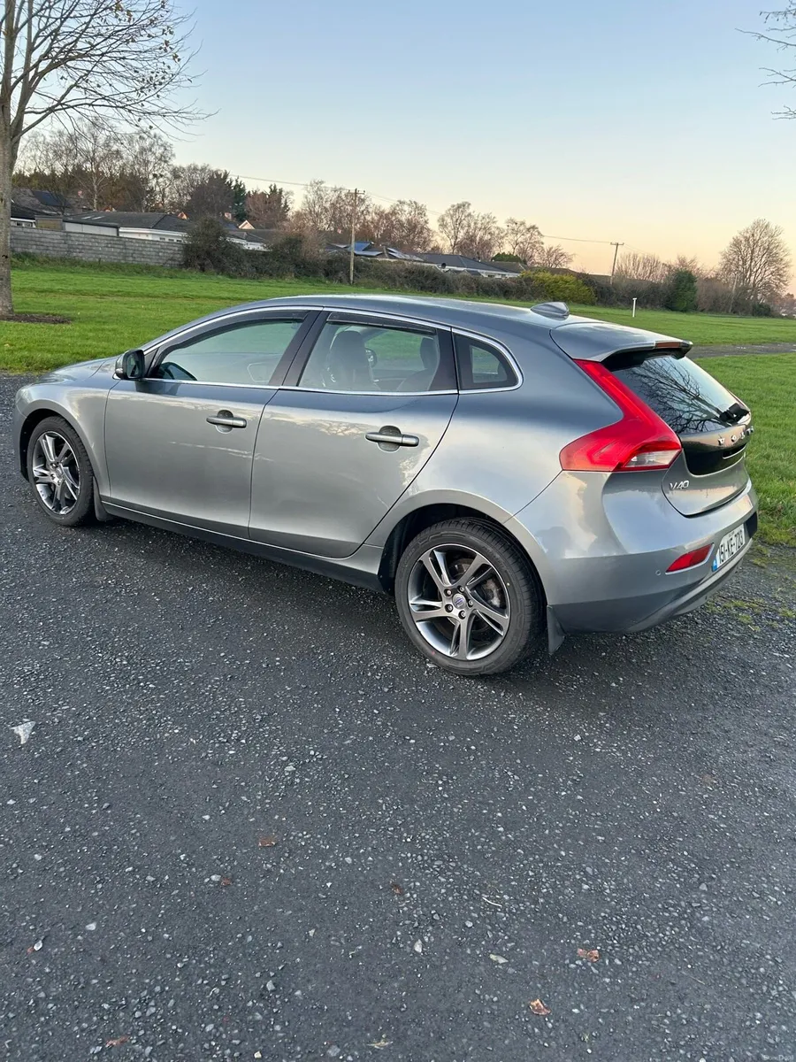 Volvo V40 2.0 D2 SE Lux NAV - full service history - Image 3