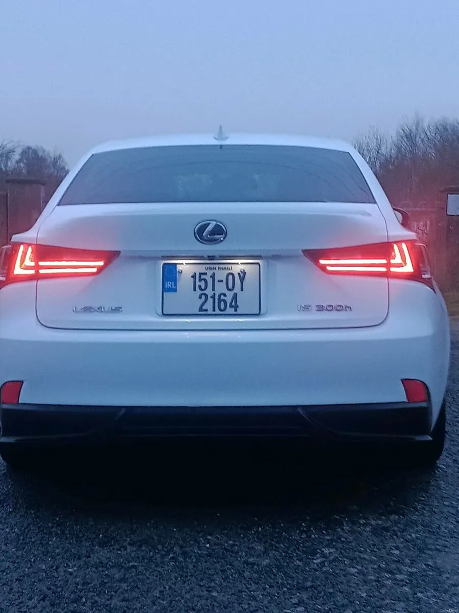 Lexus is300h F SPORT 2015 - Image 2