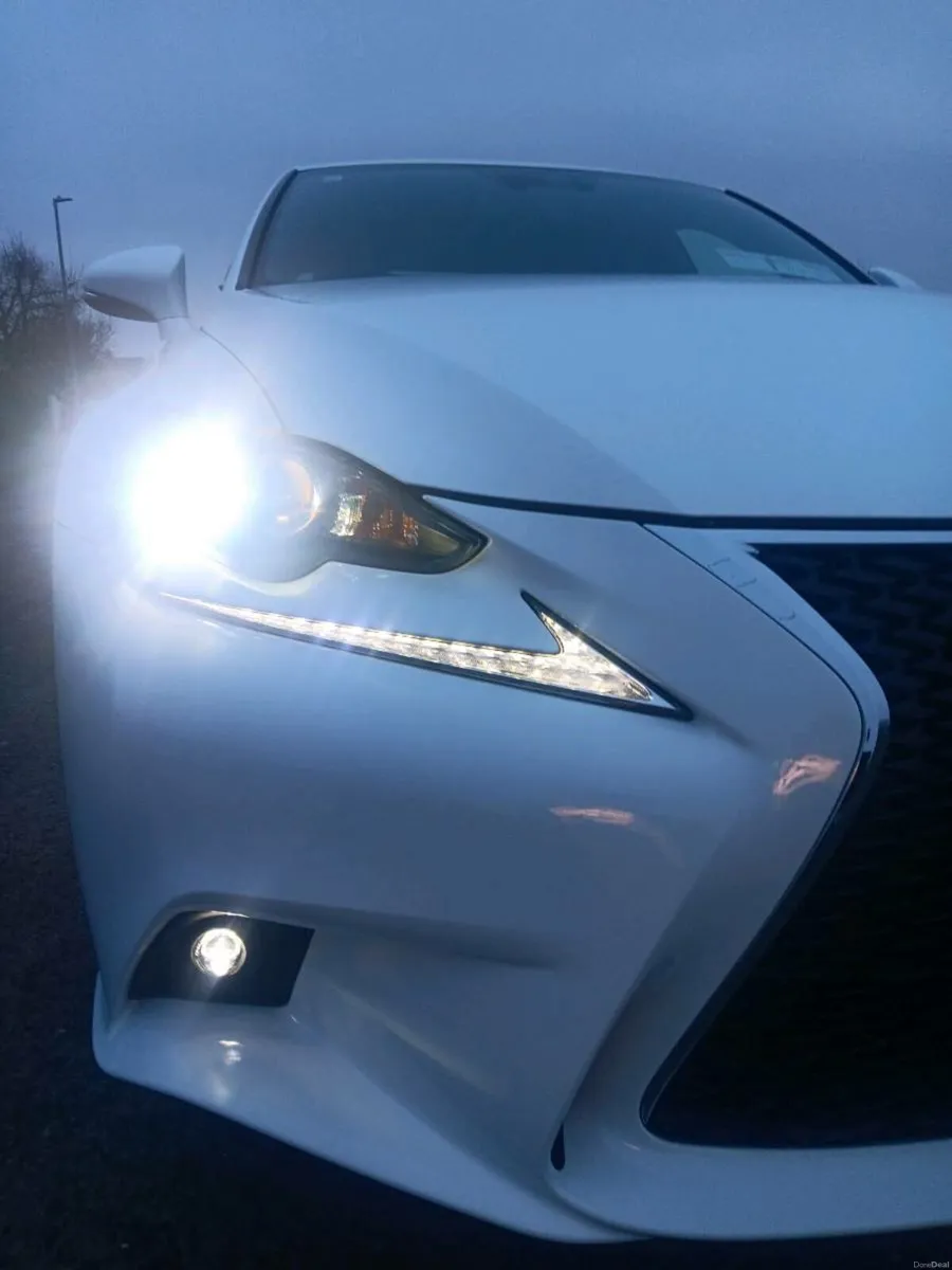 Lexus is300h F SPORT 2015 - Image 4