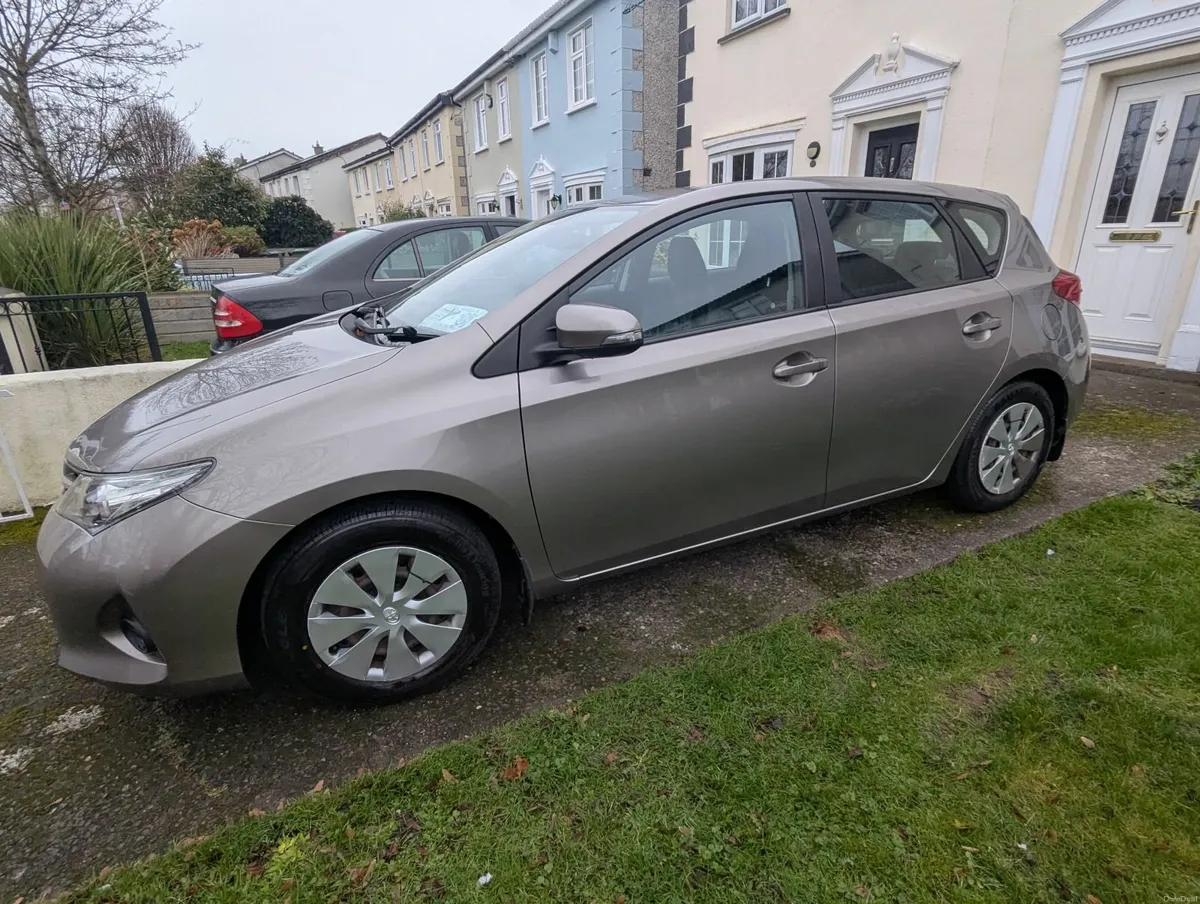 Toyota Auris 2014, Diesel, 189,000km - Image 1