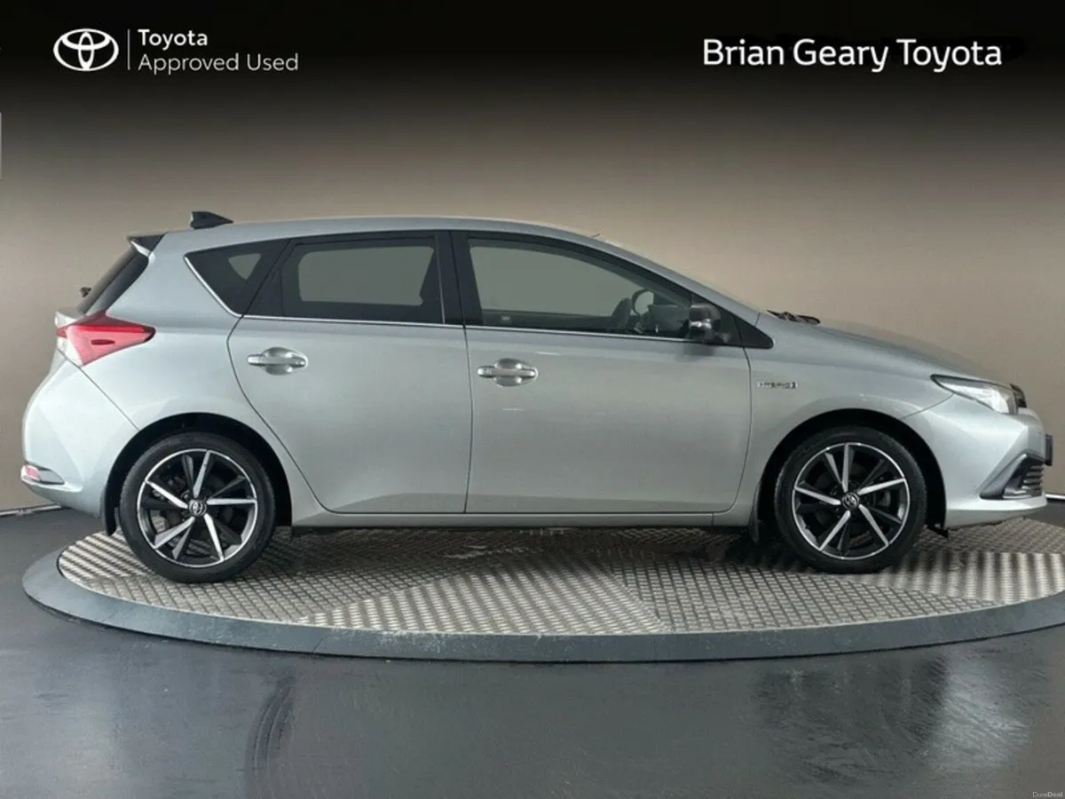 Toyota Auris HYBRID LUNA SPORT - Image 3