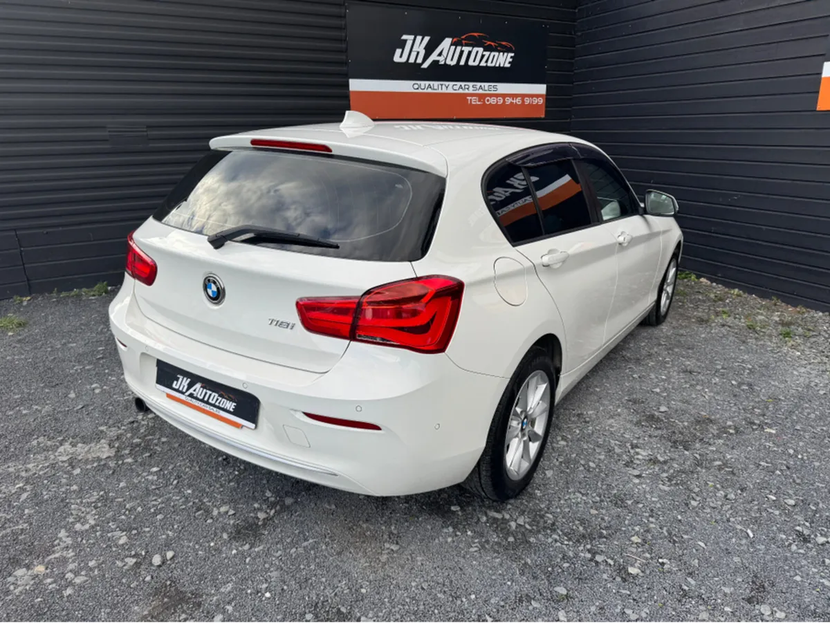 BMW 1-Series 116i AUTO 5DR - Image 4