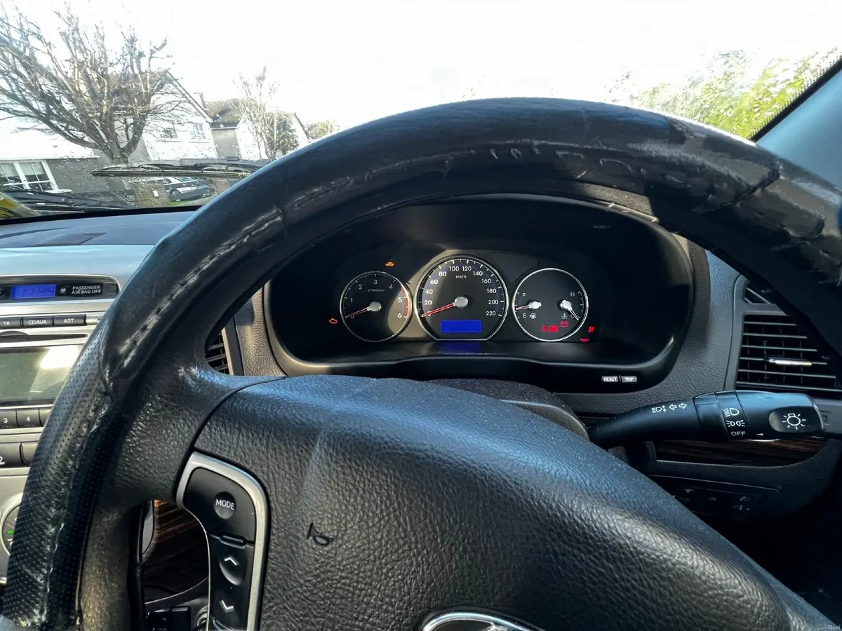 Hyundai Santa Fe 2011 - Image 2