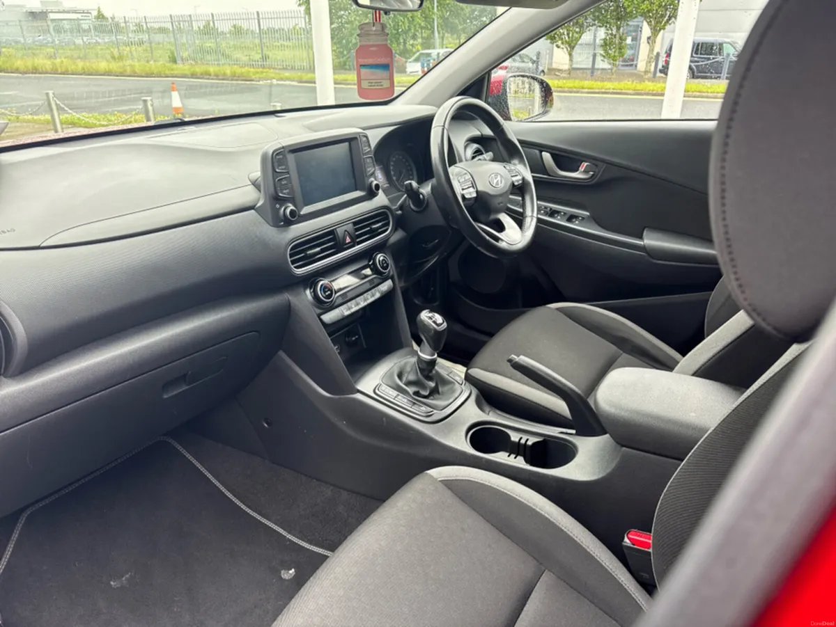 Hyundai KONA KAUAI EXECUTIVE 5DR - Image 3