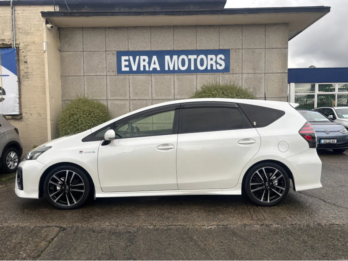 Toyota Prius GR SPORT 7 SEATER AUTOMATIC HYBRID 1. - Image 6