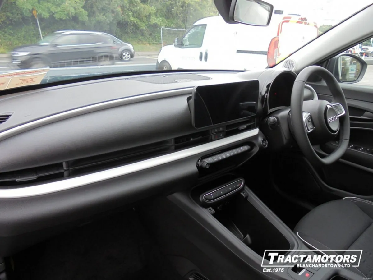 Fiat 600 DOLCE VITA HYBRID 1.2 AUTOMATIC - Image 2