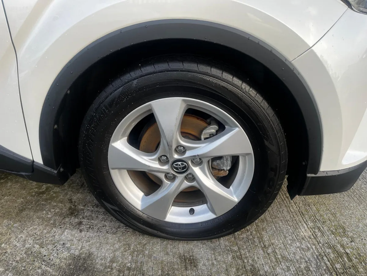 Toyota C-HR Toyota C-HR 1.8 self charging hybrid - Image 4