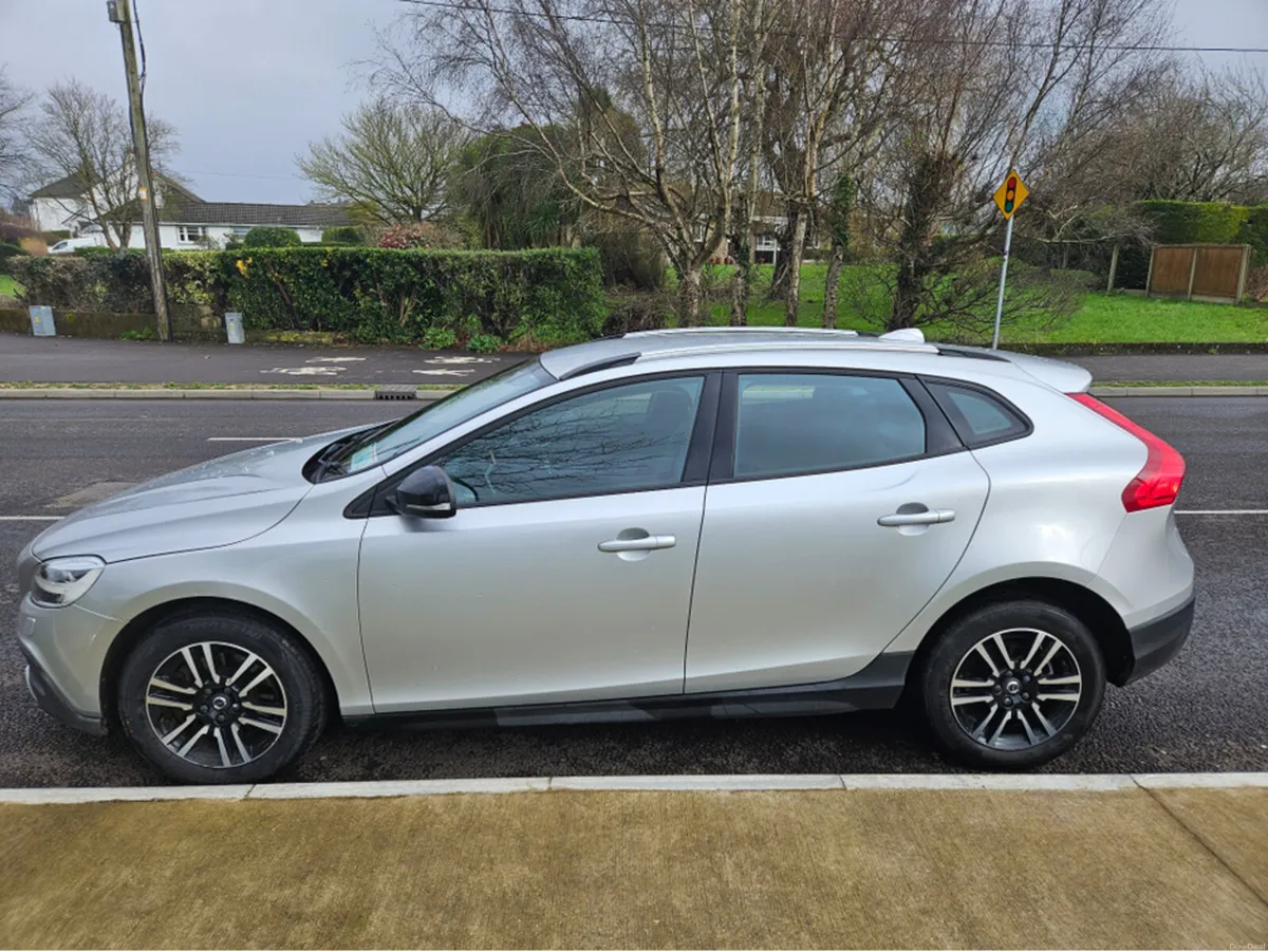 Volvo V40 CROSS COUNTRY D2 PLUS ED 5DR - Image 4