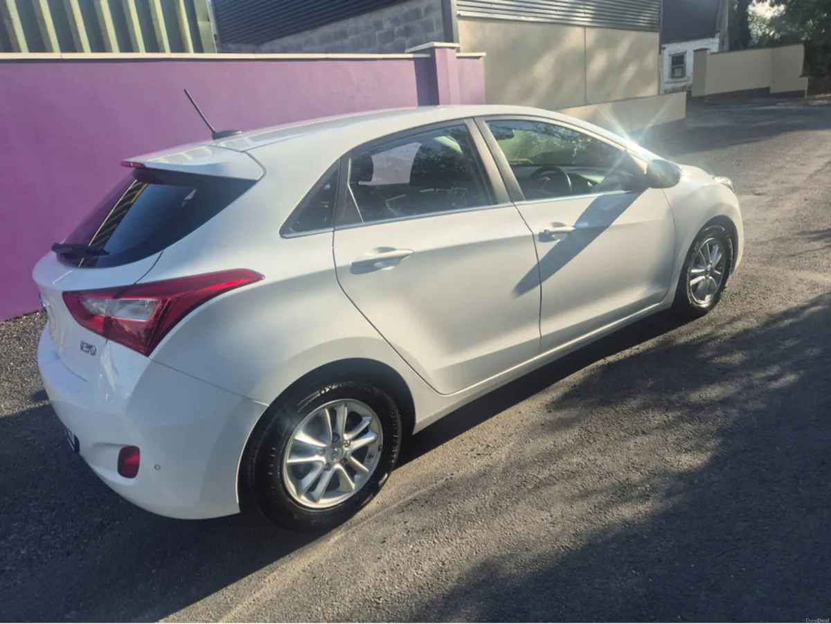 Hyundai i30 SE NAV BLUE DRIVE 110 5DR 110PS - Image 3