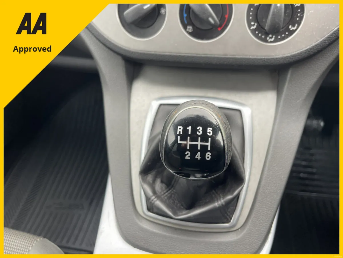 Ford Kuga ZETEC 2.0 TDCI 140PS FWD 6SPEED 5DR - Image 2