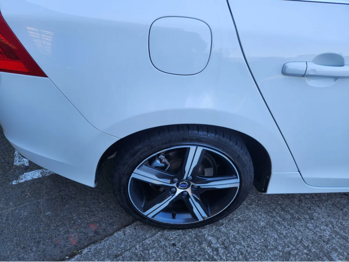 Volvo V60 2.0 D D4 R-DESIGN NAV 190BHP 5DR// SERIO - Image 4