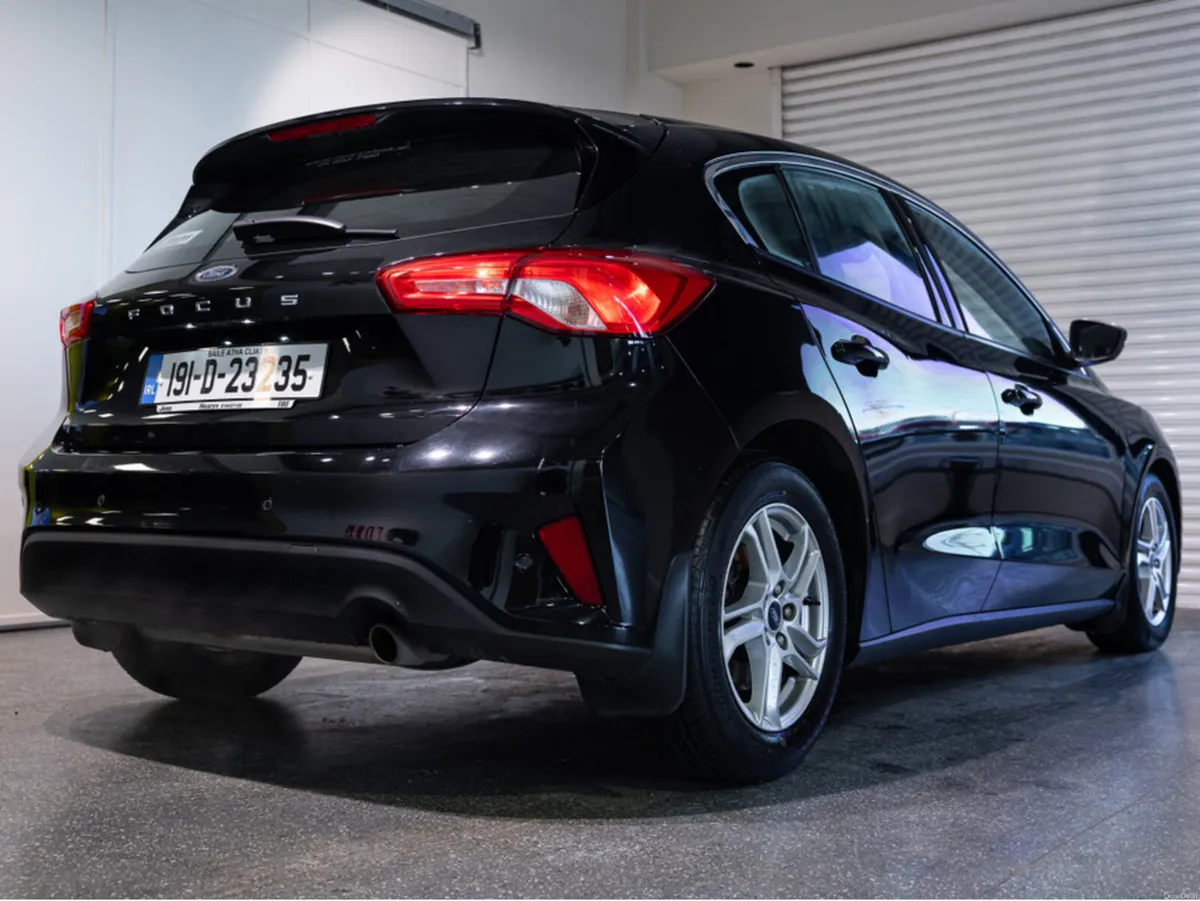 Ford Focus ZETEC 1.0 ECOBOOST 125PS 5DR 4 - Image 4