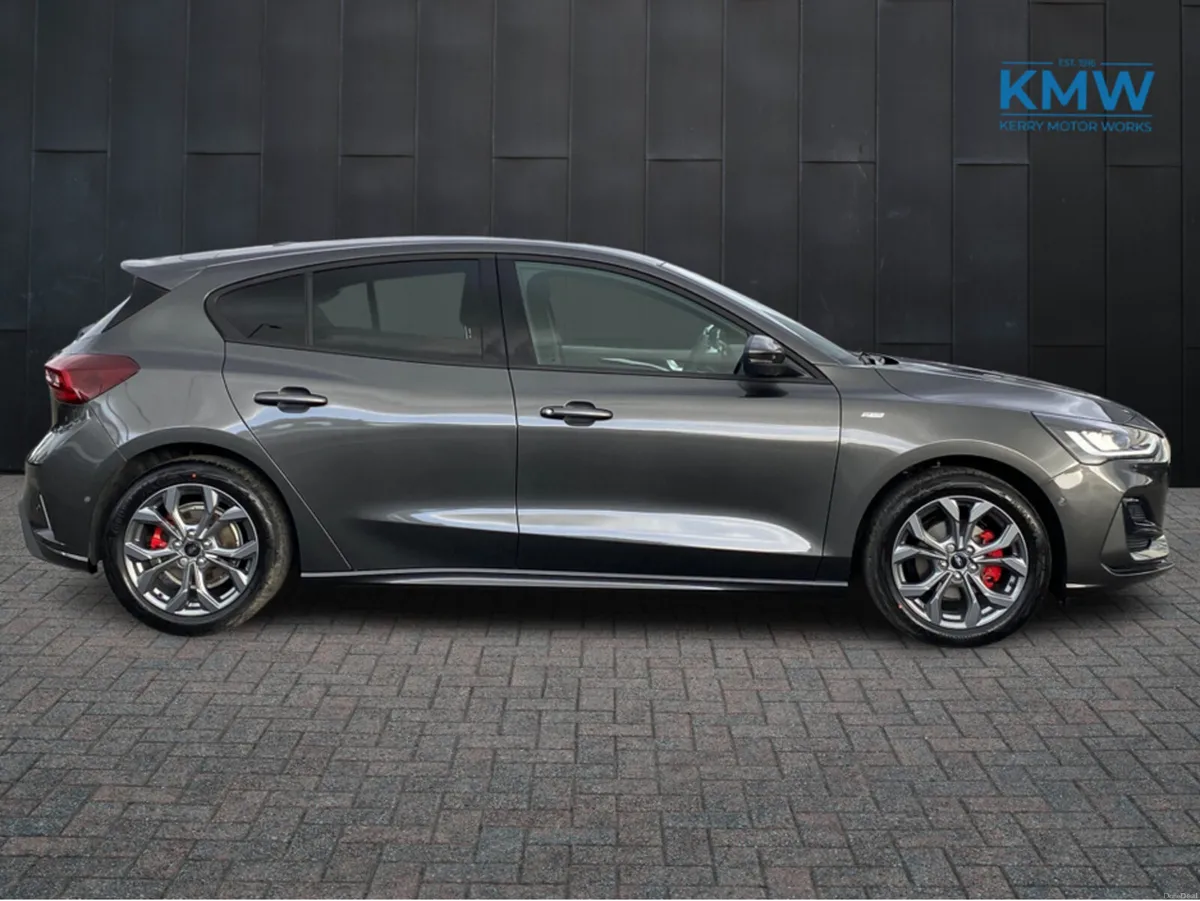 Ford Focus 1.0 125BHP ST-Line..Parking pack/Design - Image 3