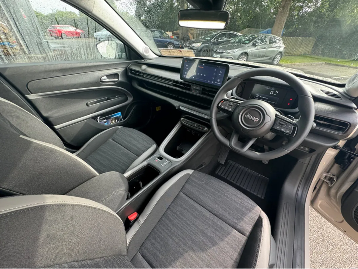 Jeep Avenger Altitude 1.2 e-Hybrid 100HP e-DCT - Image 3