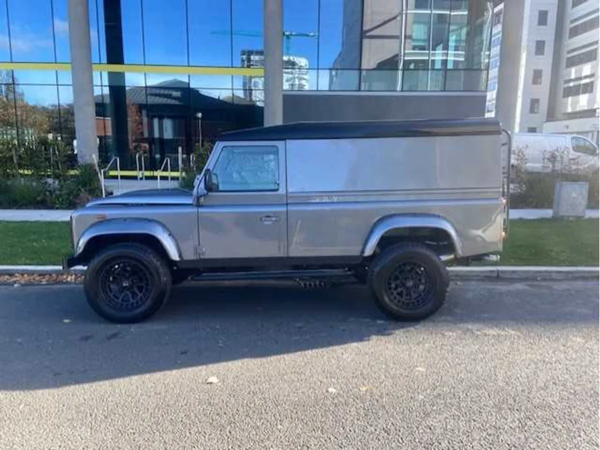 Land Rover Defender 110 3DR 2.5 300 TDI 3DR - Image 4