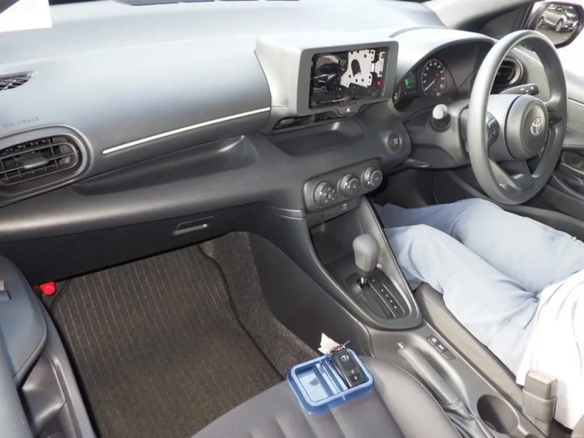 Toyota Yaris 1.0 PETROL AUTOMATIC *Coming Soon* / - Image 3