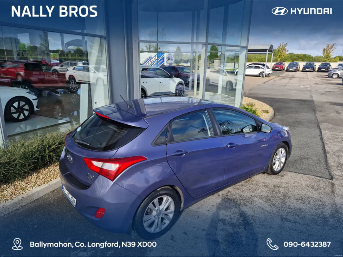 Hyundai i30 1.6 DSL DELUXE 4DR - Image 2