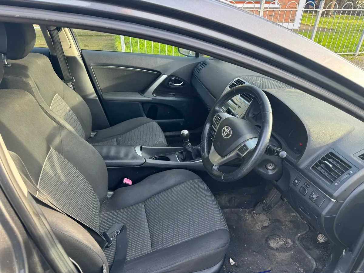Toyota avensis estate - Image 4