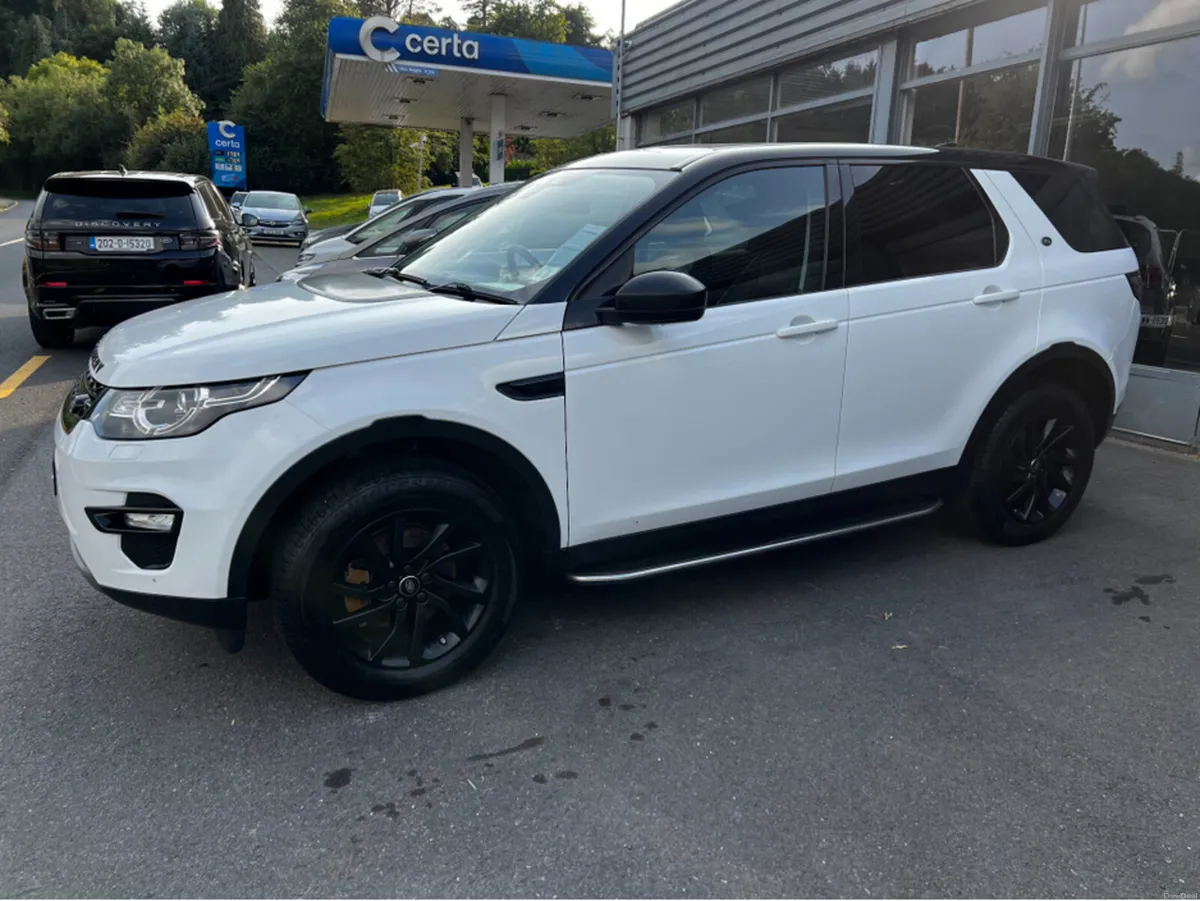 Land Rover Discovery Sport 2.0 TD4 SE AUTO Black P - Image 4