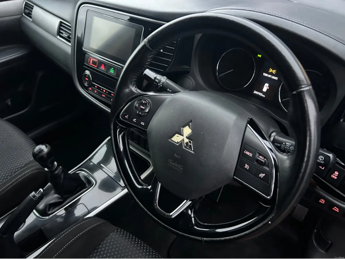 Mitsubishi Outlander OUTL 2WD 6MT 5SPEED 17MY 4DR - Image 4
