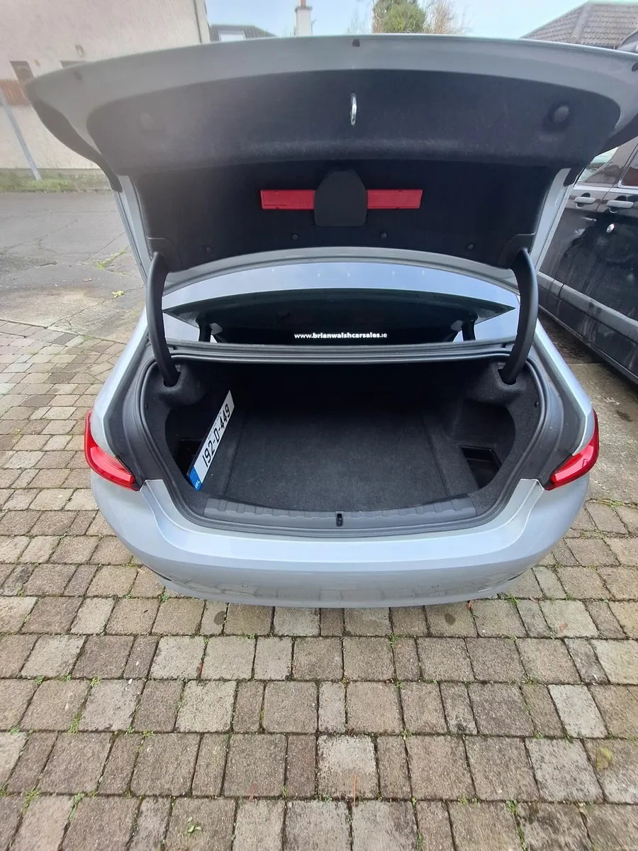 BMW 3-Series 2019 - Image 4