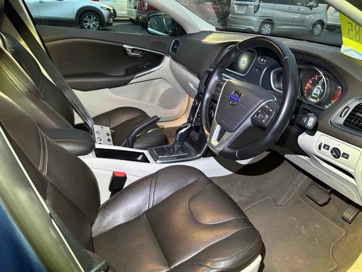 Volvo V40 COMING SOON //  FULL LEATHER // TOP SPEC - Image 4