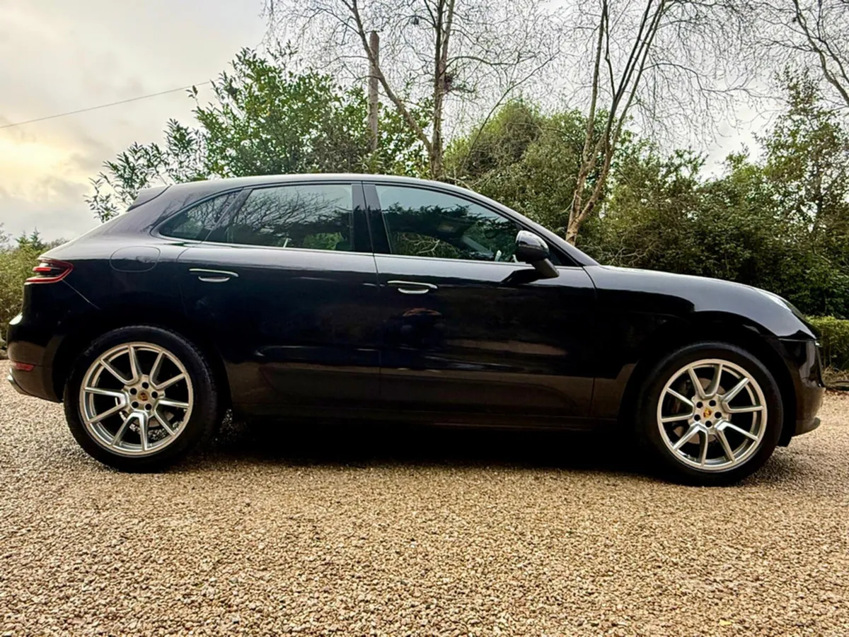 Porsche Macan 2.0 PETROL 4 WHEEL DRIVE - Image 4