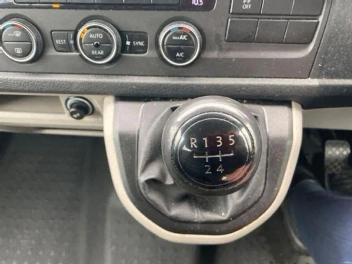 Volkswagen Caravelle 9 seater manual - Image 4