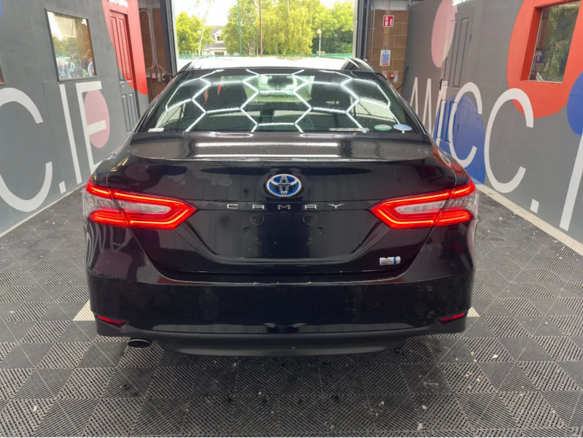 Toyota Camry 2.5 HYRBID / 81k KMs / AUTOMATIC / CR - Image 5