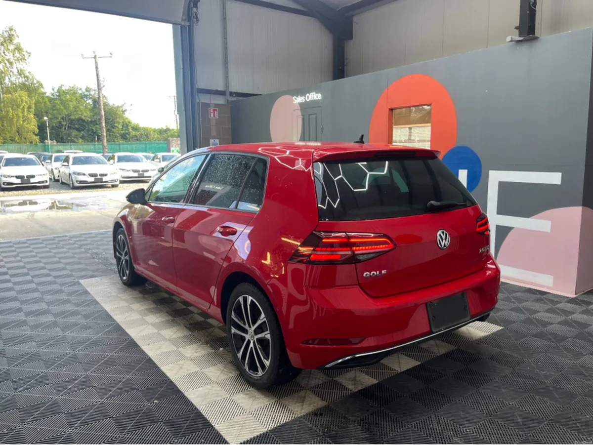 Volkswagen Golf 2.0 TDI COMFORT LINE / REVERSE CAM - Image 4