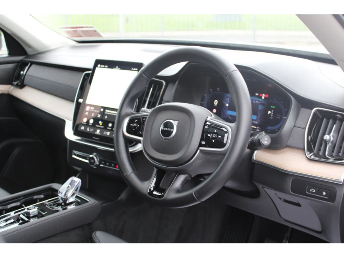 Volvo XC90 T8 PHEV AWD PLUS Dark *7 Seats* - Image 2