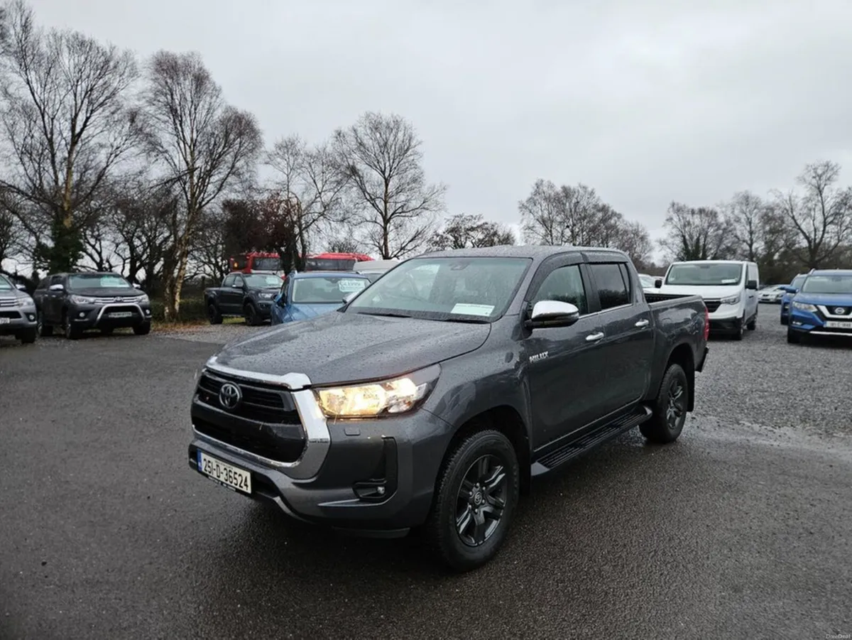 Toyota Hilux 2.8 SR5 Double CAB - Image 3