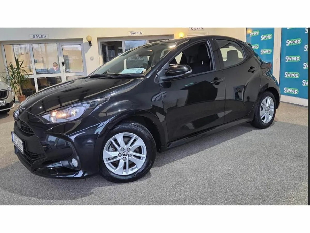 Toyota Yaris HYBRID LUNA AUTO 4DR - Image 2