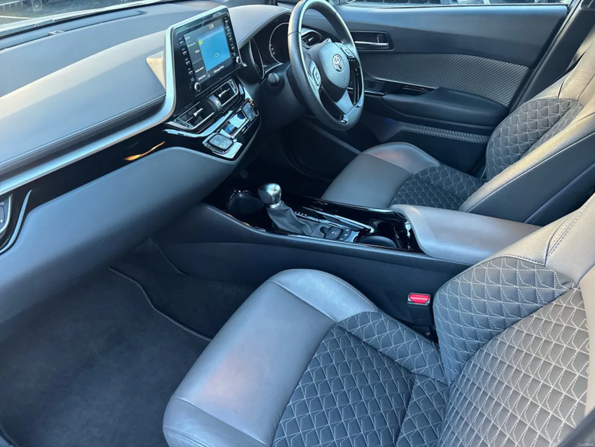 Toyota C-HR 1.8 HYBRID SOL AUTO 4DR - Image 3