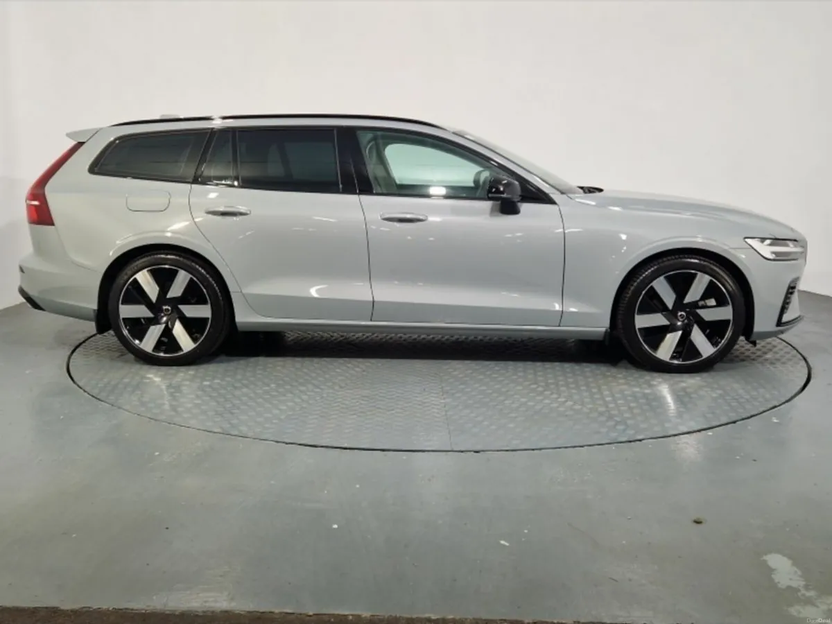 Volvo V60 T6 PHEV Plus Dark *DEMO* - Image 4