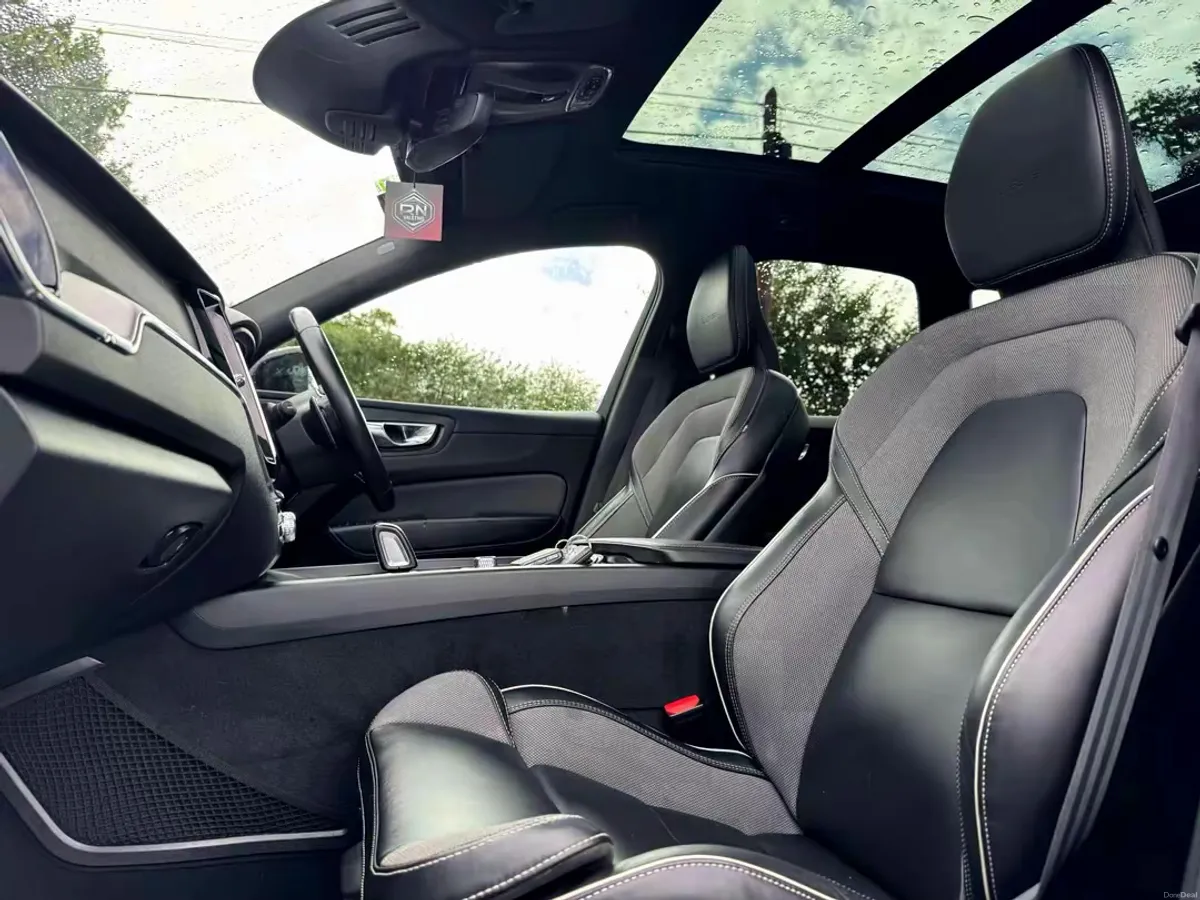 202 VOLVO XC60 R DESIGN T8 AWD MEGA SPEC - Image 4