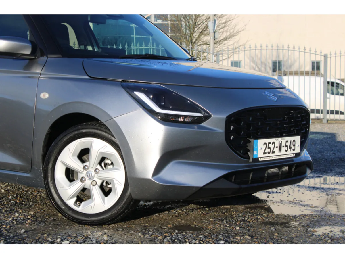 Suzuki Swift 1.2 HYBRID MOTION CVT 5DR DEMO* Remai - Image 4