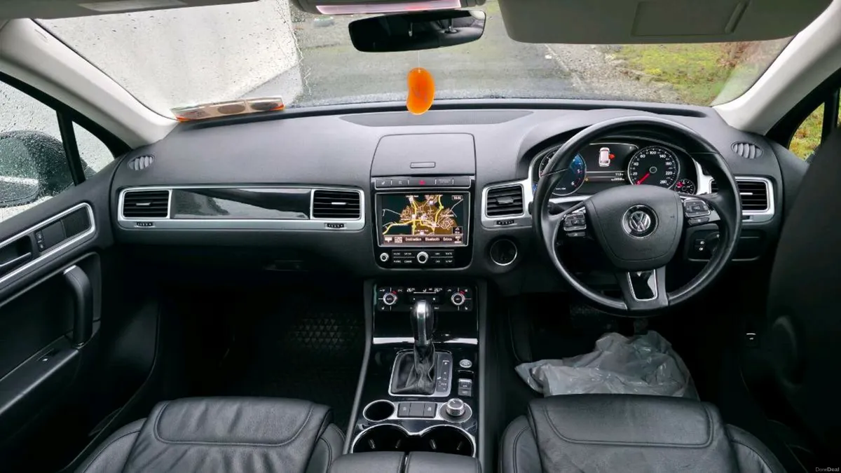 Volkswagen Touareg 3.0 V6 TDI R-LINE Crewcab - Image 2