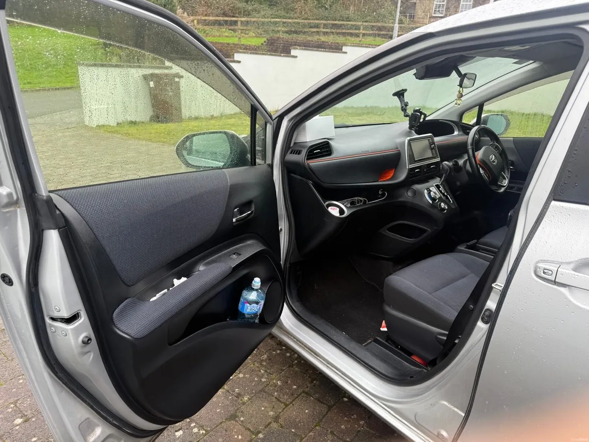 Toyota sienta - Image 4