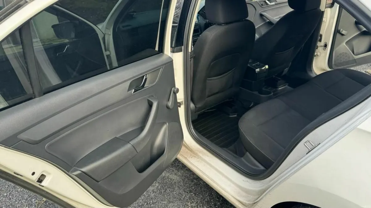 Skoda Rapid 2013 - Image 4