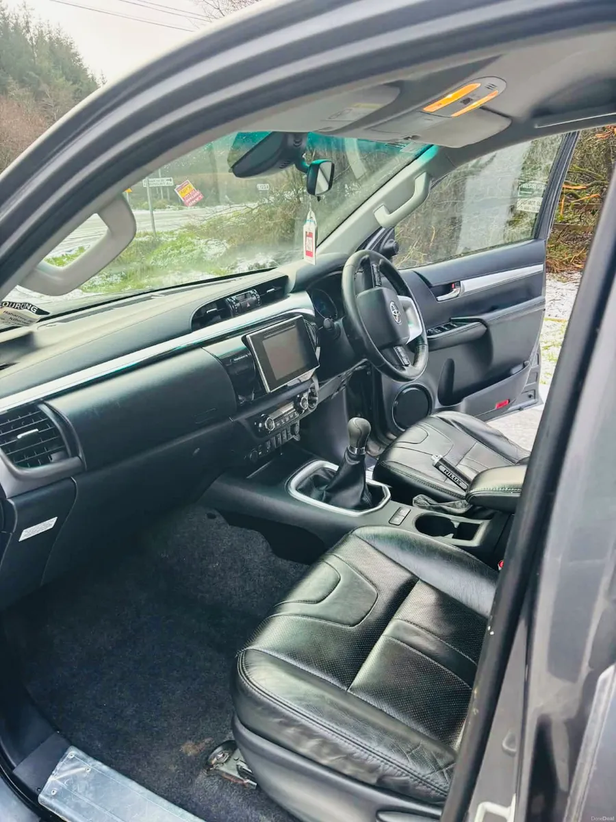 2017 Toyota Hilux Invincible X - Image 3