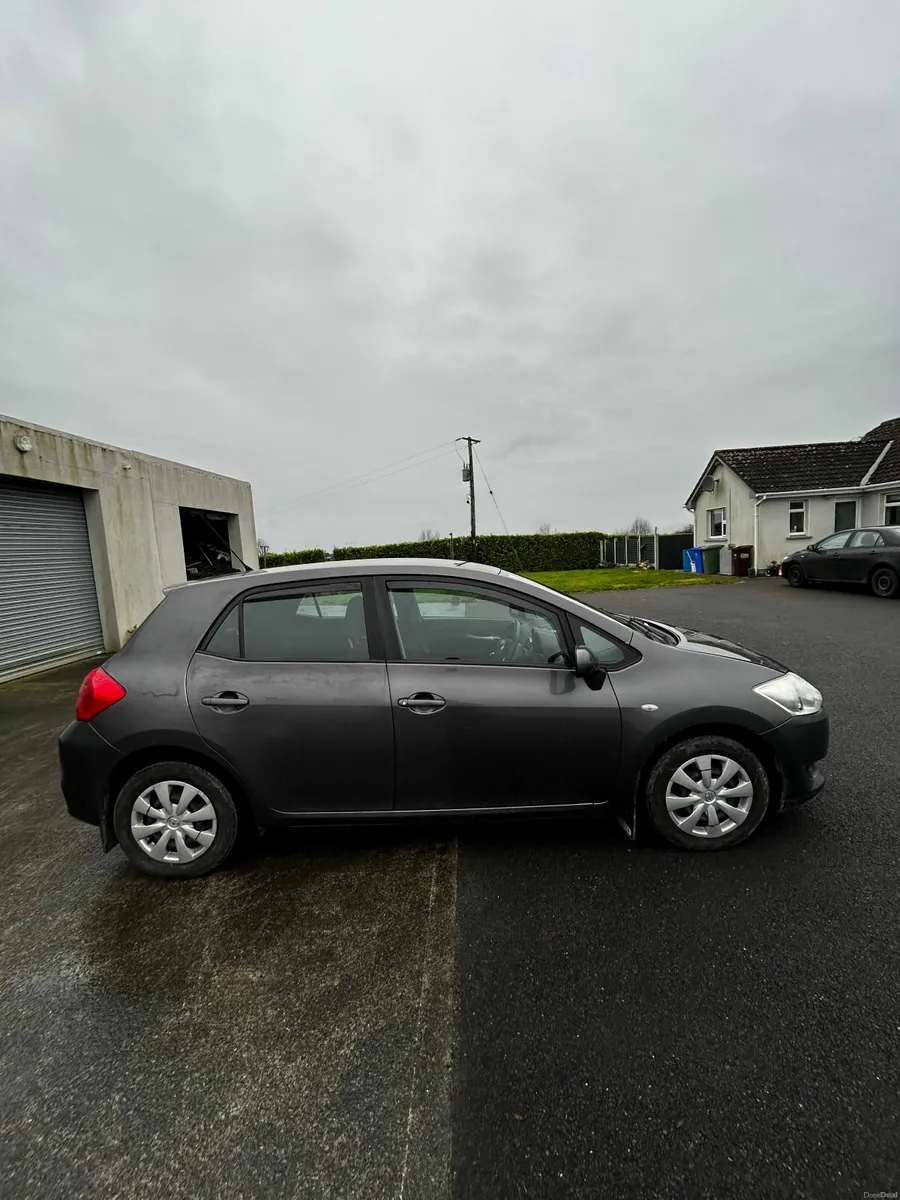Toyota Auris 2009 - Image 2